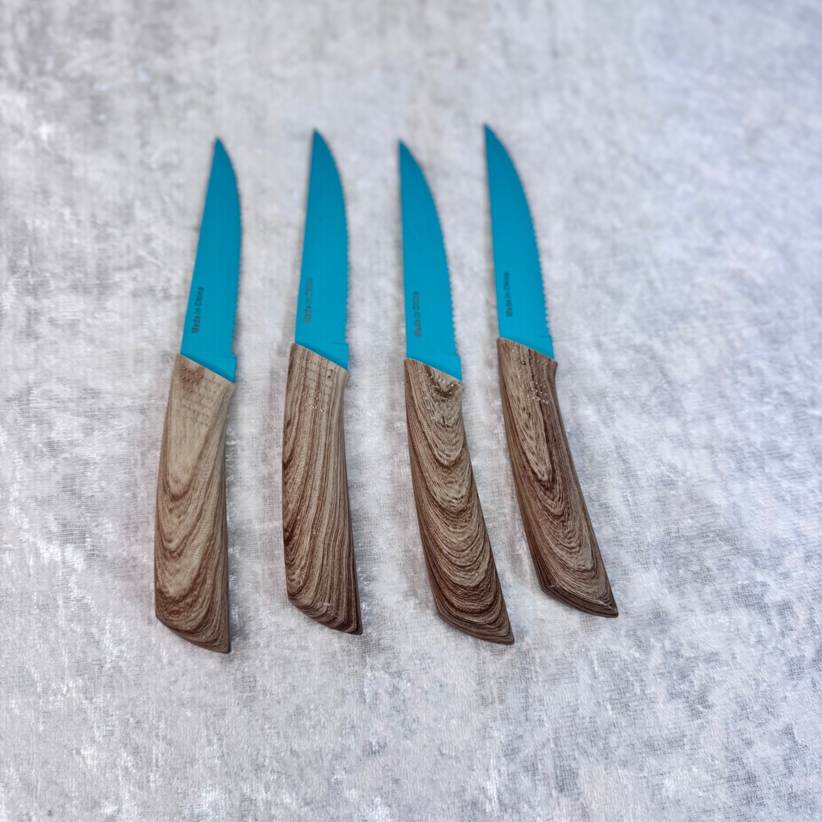 Set of 4 Steak Knives Turquoise Serrated Blades Wood Look Handles Kitchen