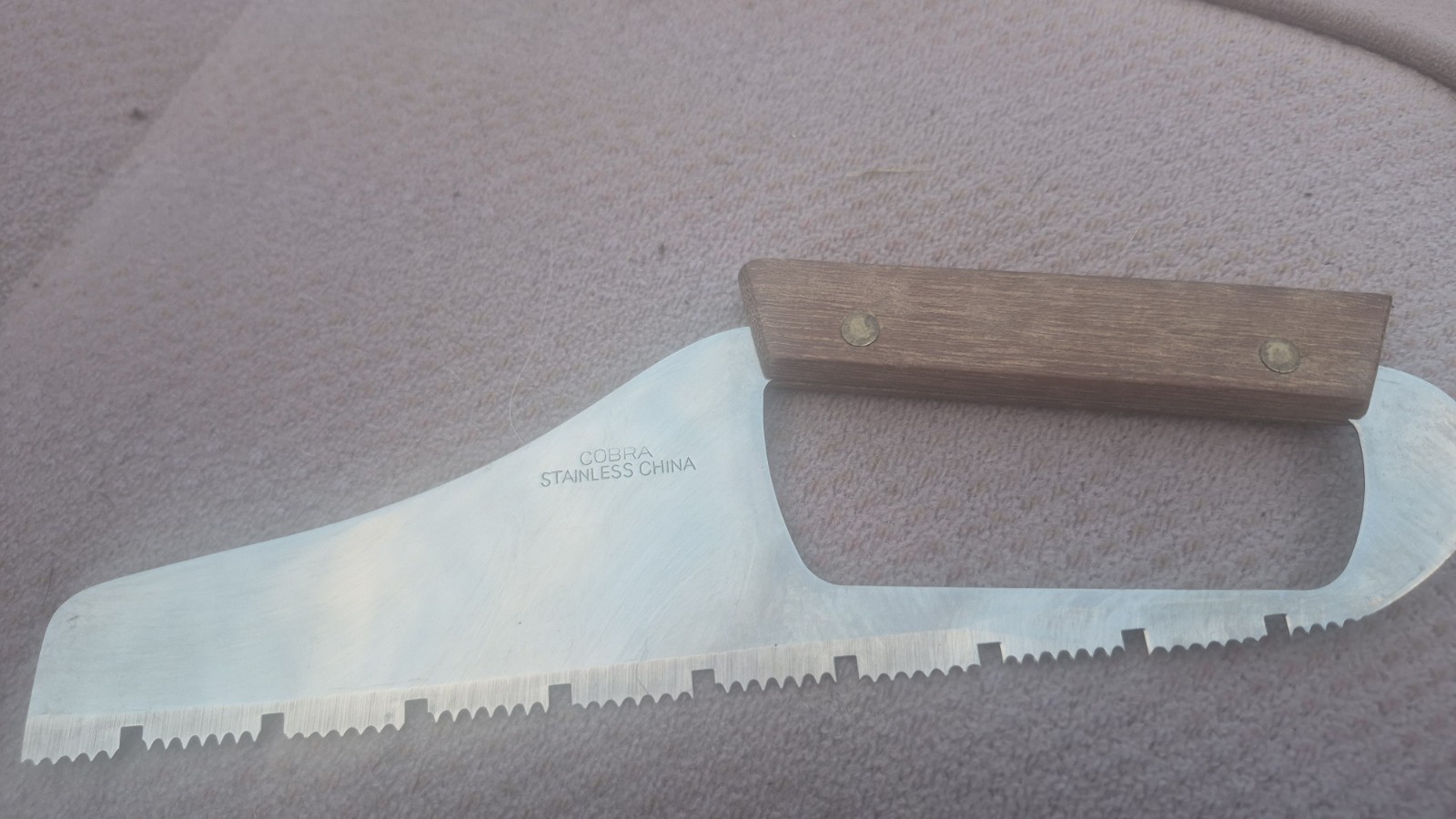 Japan Stainless Steel Ergonomic Cut-Out-Handle Kitchen Knife Serrated Blade