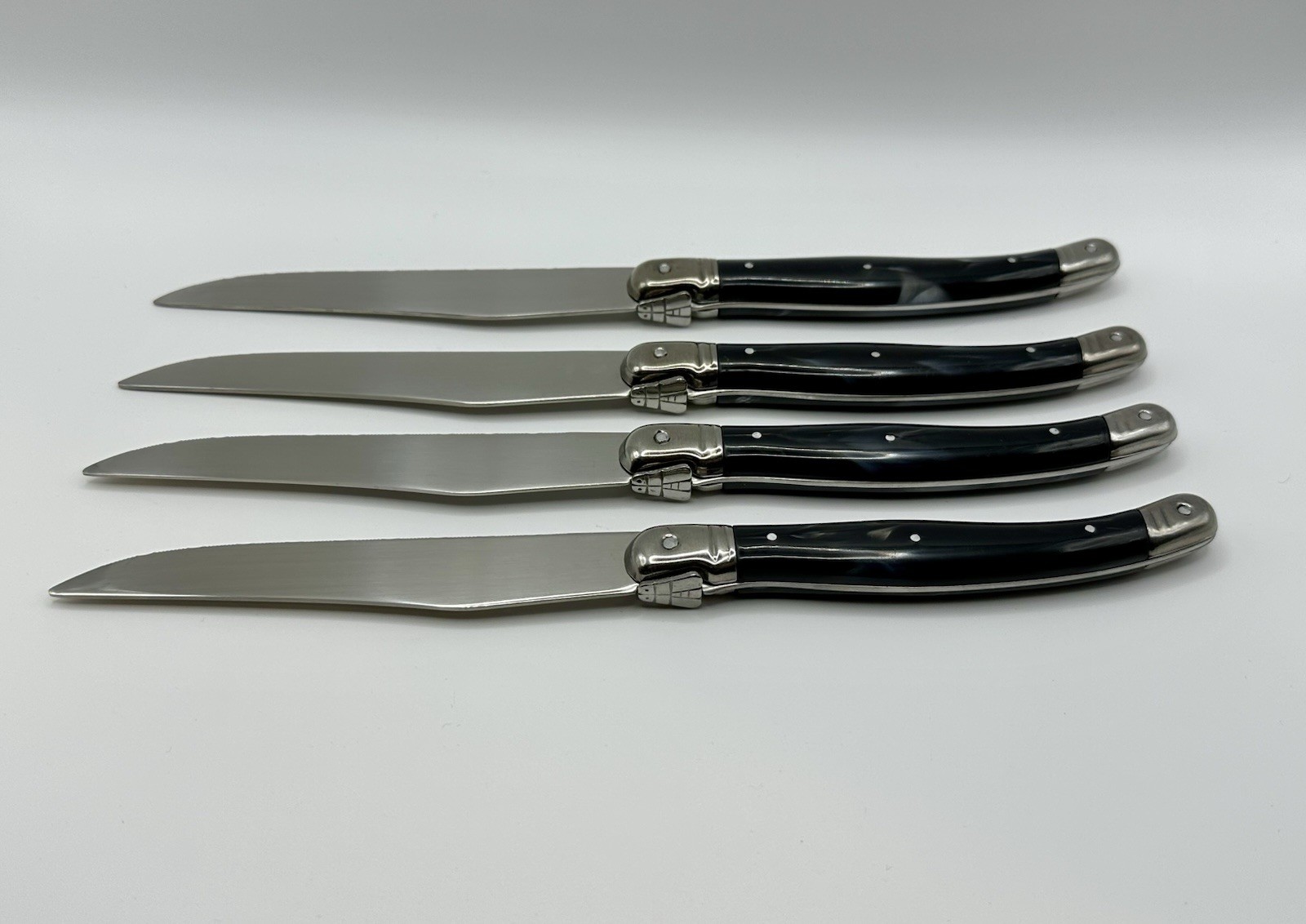 Crofton Knife Set Serrated Black Marbled Handle Silver Bee Decal 9″ 4 Knives