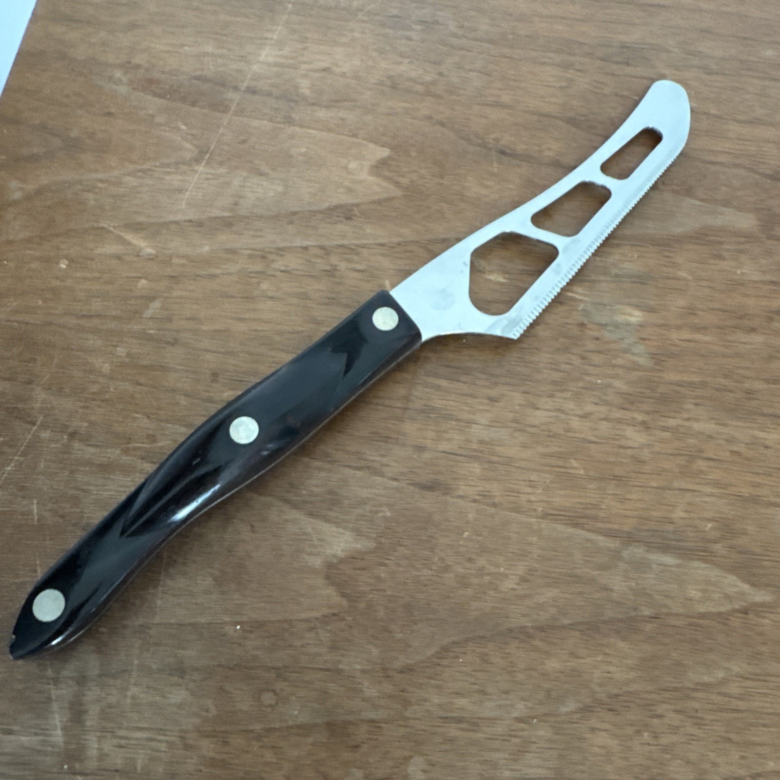 Cutco 1764 KN Classic Brown Flame Handled Serated Traditional Cheese Knife