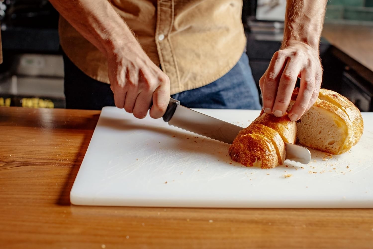 Stylish 10-Inch Wavy Edge Bread Knife with Lightweight Design – Mercer Millennia
