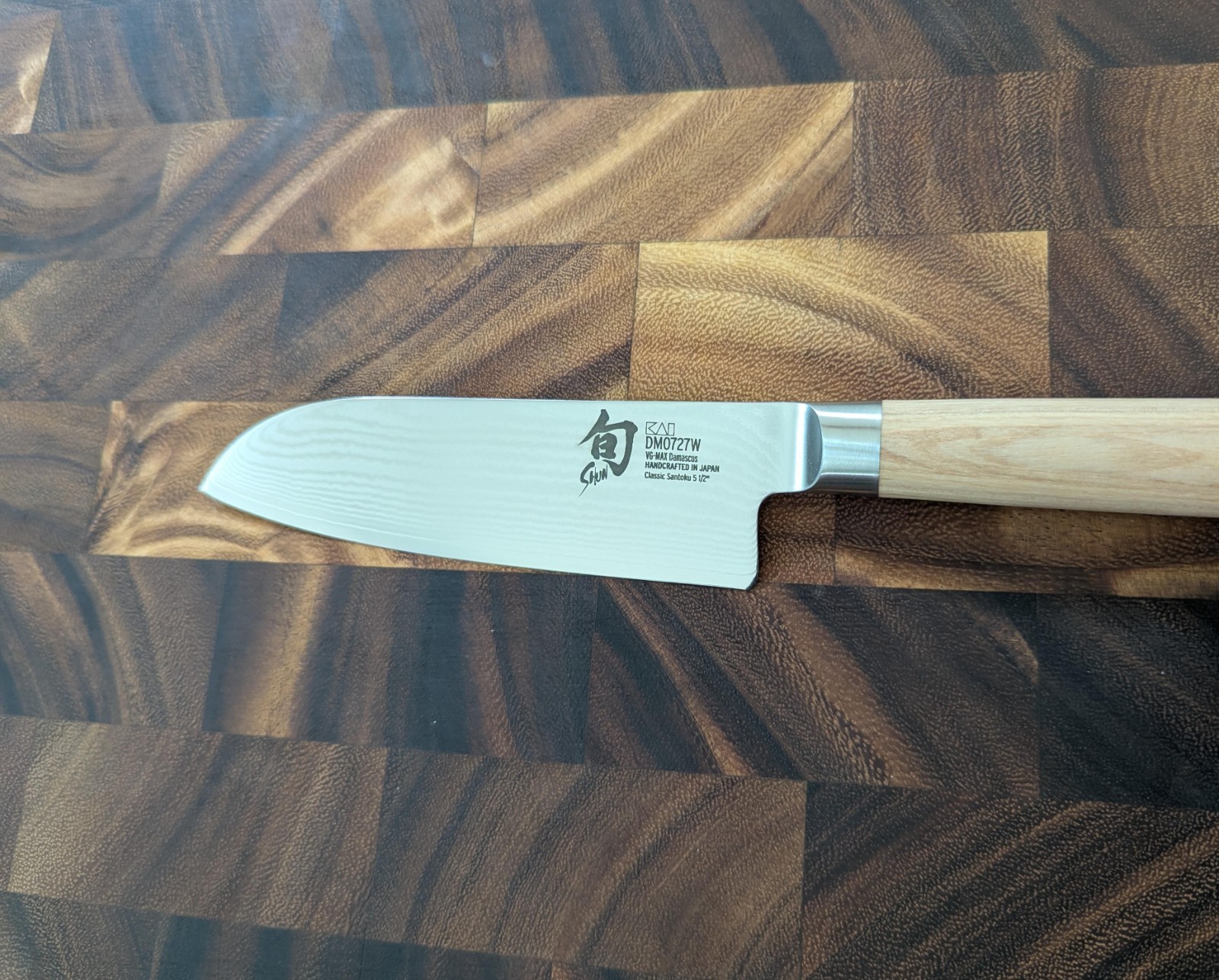 Shun Classic Blonde 5.5″ Santoku Knife VG-MAX Damascus Pakkawood Japan