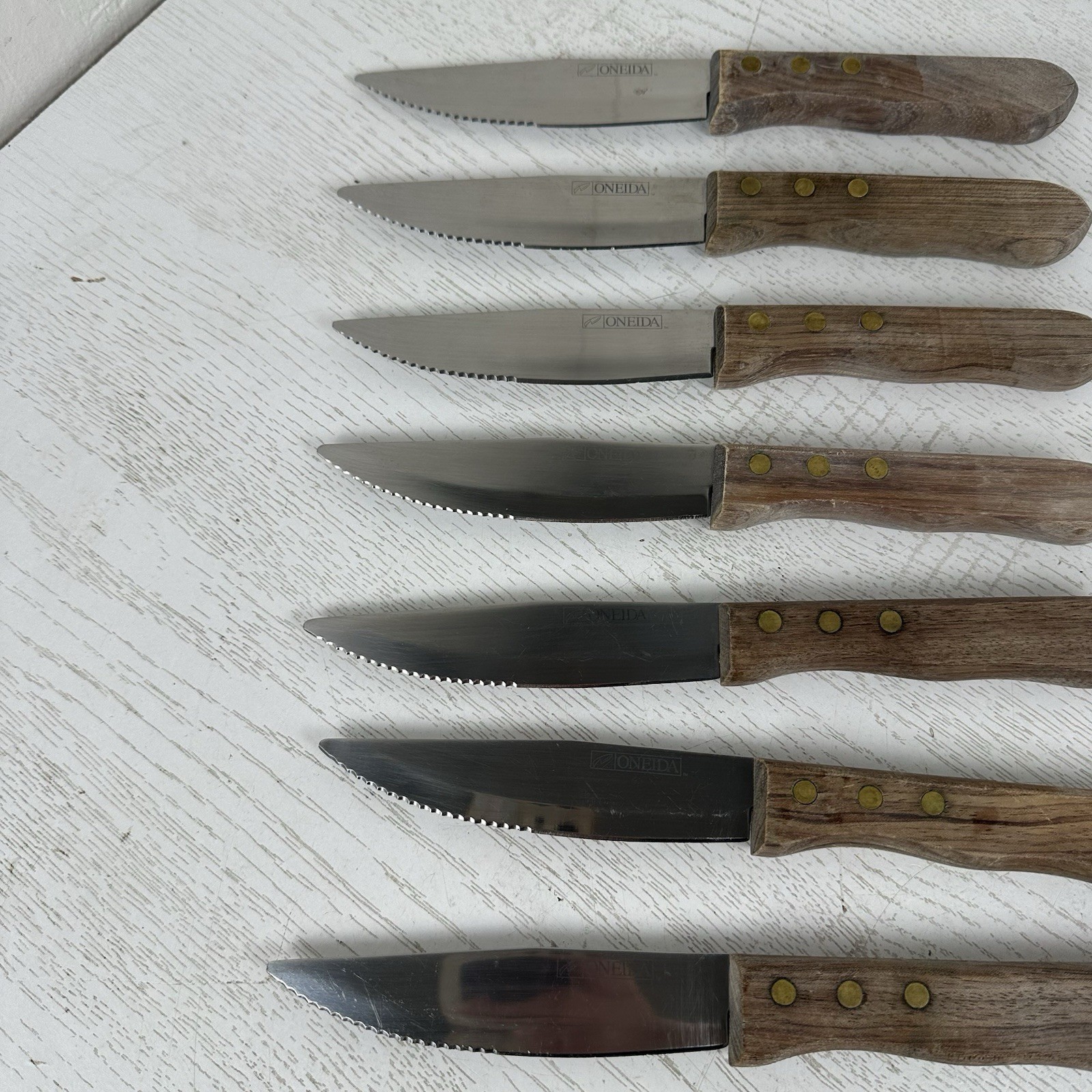 Oneida Jumbo Serrated Steak Knives Set Of 7 Large Wood Ergonomic Handle 5” Blade
