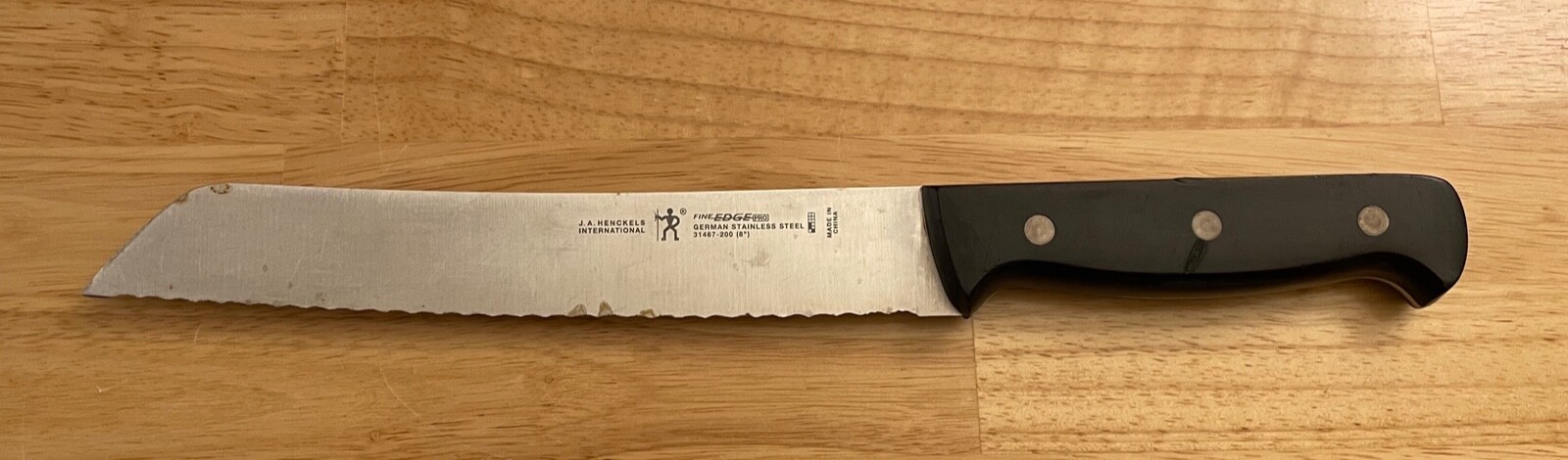 J.A. Henckels International Fine Edge Pro 31467-200 8″ Serrated Bread Knife
