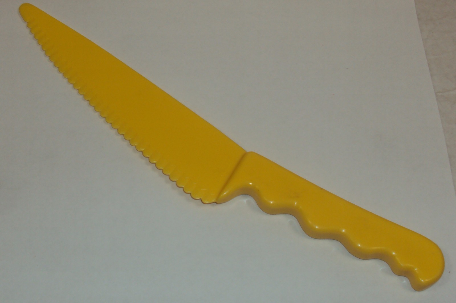 Plastic Serrated Kitchen Knife – Yellow or Brown ~ Cuts Cakes, Veggies, Cheeses