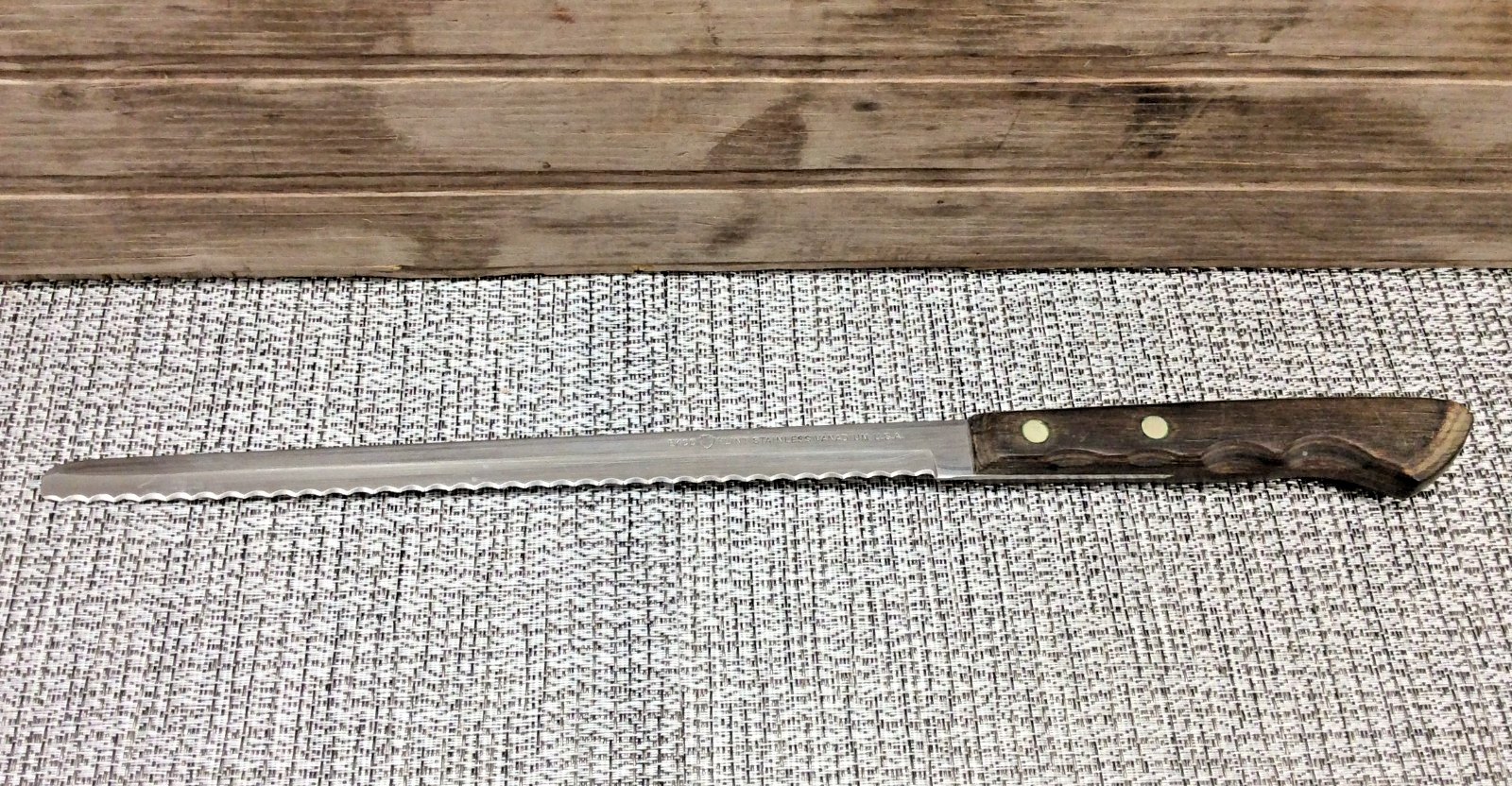 EKCO Flint Arrowhead Bread Knife 9.25″ Vanadium Serrated Blade Vintage USA