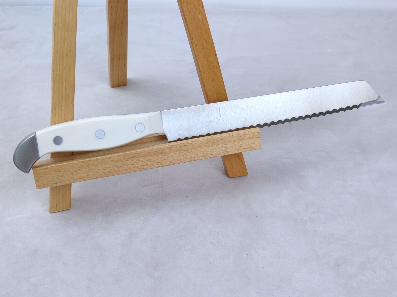 Henckels STATEMENT Fine Edge, 8″ BREAD Knife, WHITE Handle, (15266-200), NEW!