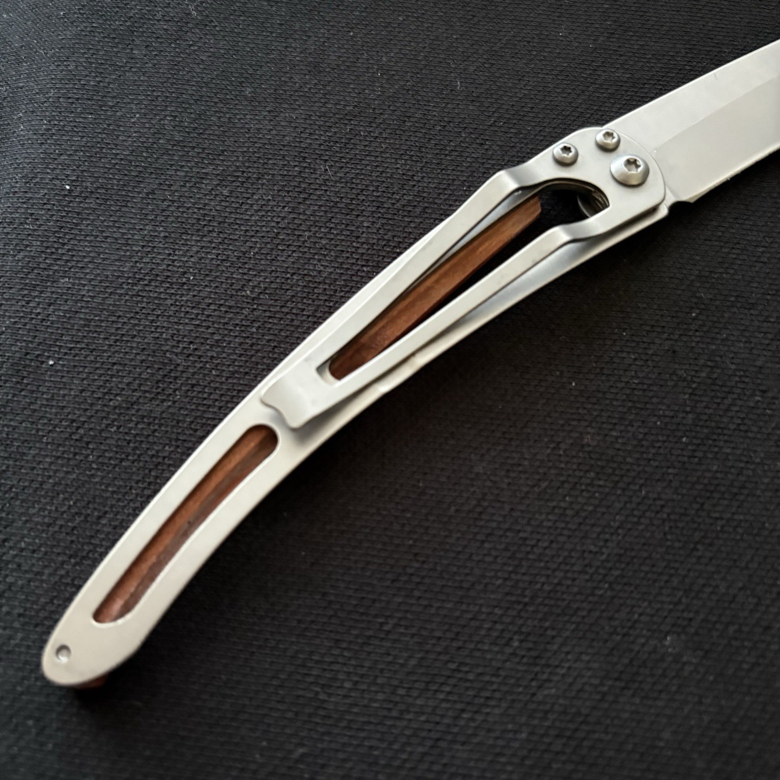 DEEJO 37G ULTRA-LIGHT KNIFE, MANUSCRIPT, TITANIUM FINISH, MINT-DISCONTINUED