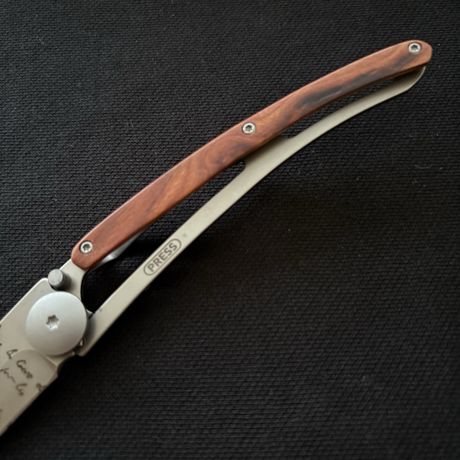 DEEJO 37G ULTRA-LIGHT KNIFE, MANUSCRIPT, TITANIUM FINISH, MINT-DISCONTINUED
