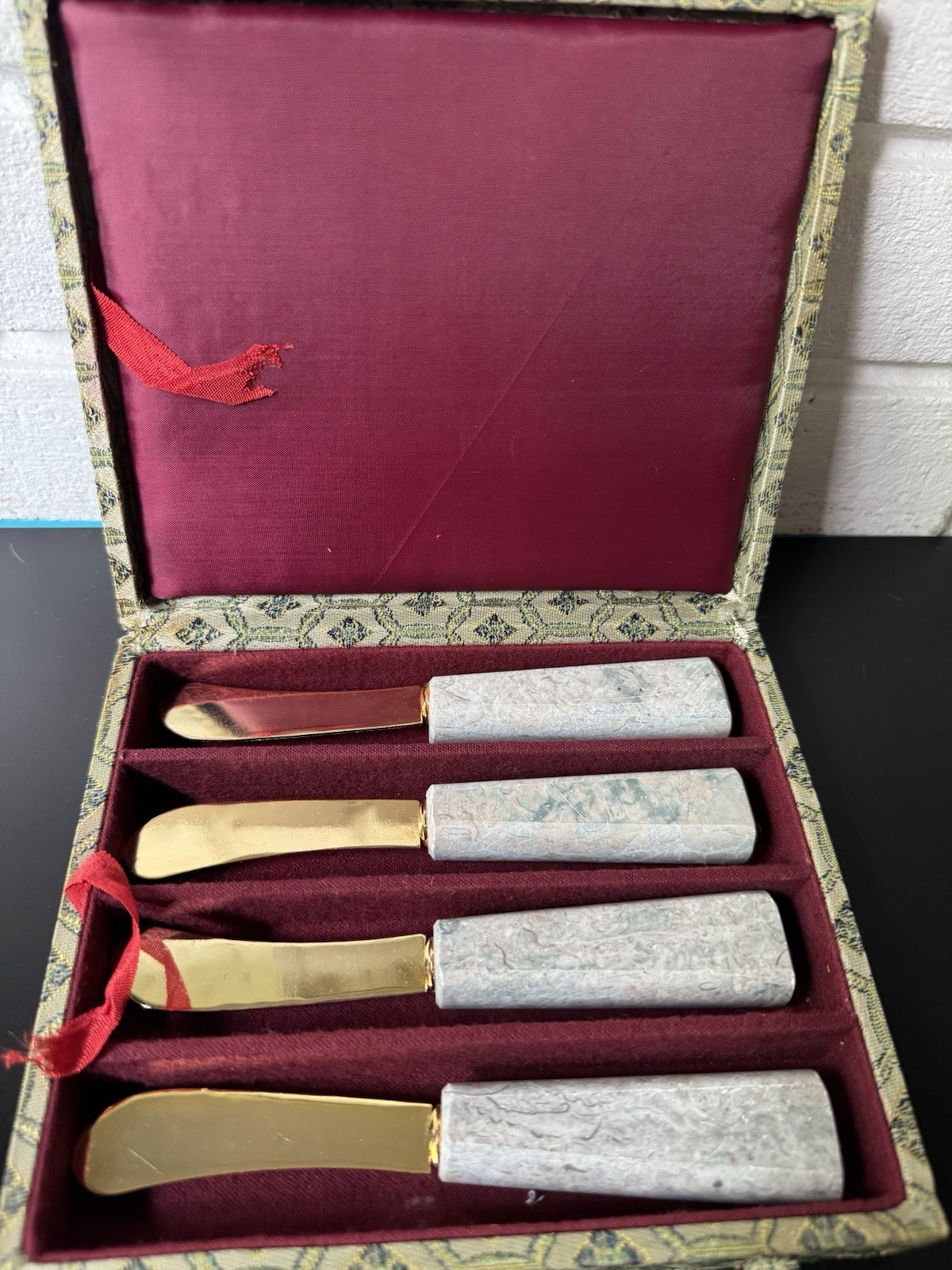 Vintage Set of 4 Butter Knives/Spreaders Gray Stone Handles Gold Tone w/ Case