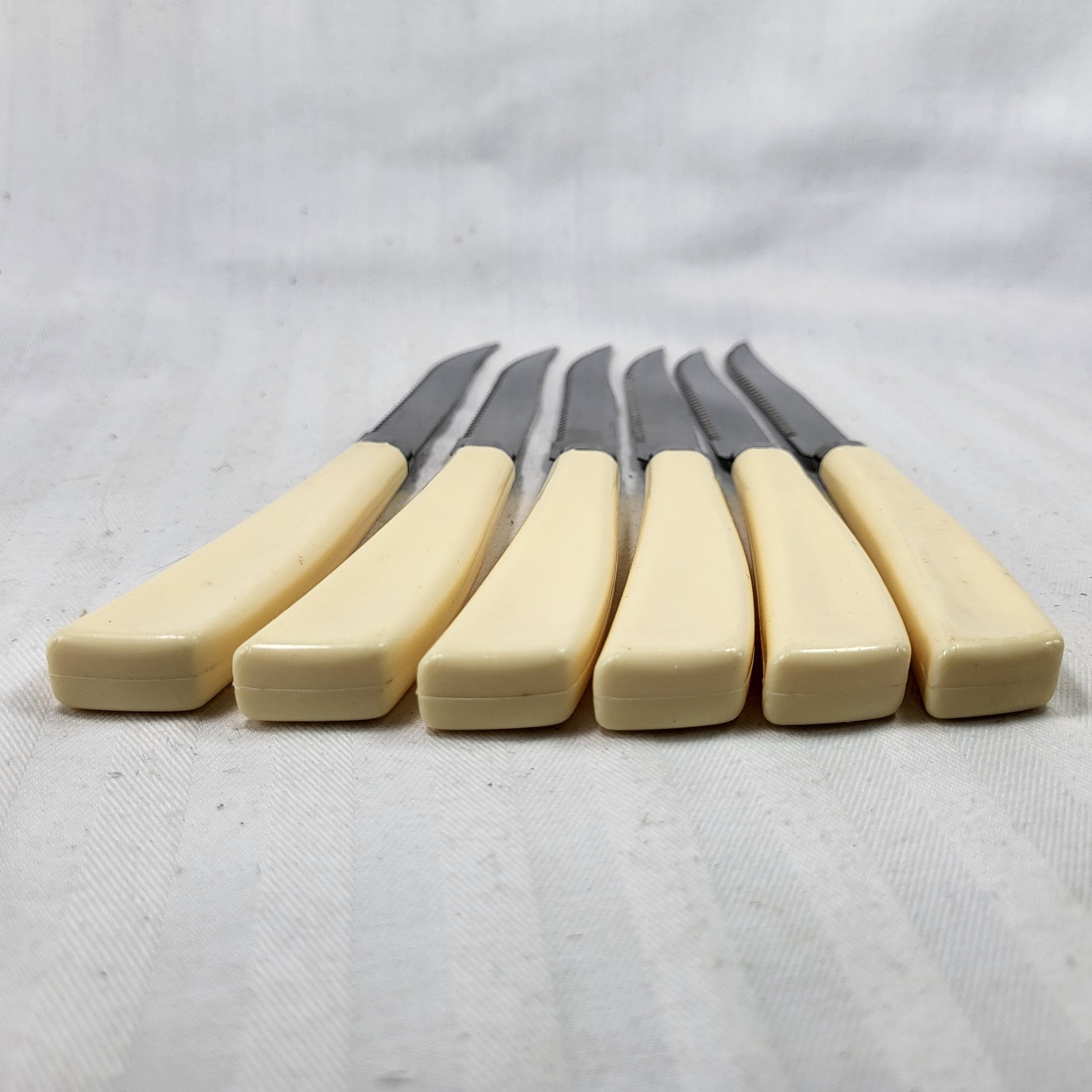 Quikut Build A Set of STEAK KNIVES Set of 6 Stainless Cream Plastic Handle Shell